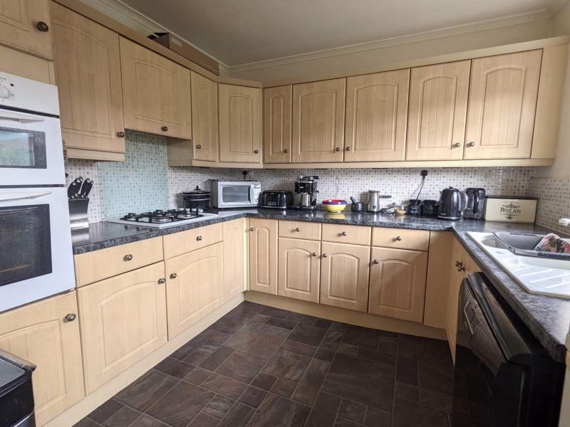 Handel Walk, Tonbridge, TN10 4DG 3 bed semidetached house £450,000
