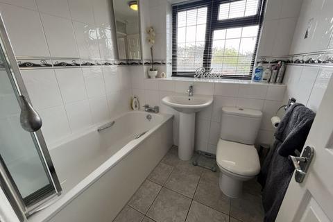 11 Napton Close, Hayes, UB4 9RN