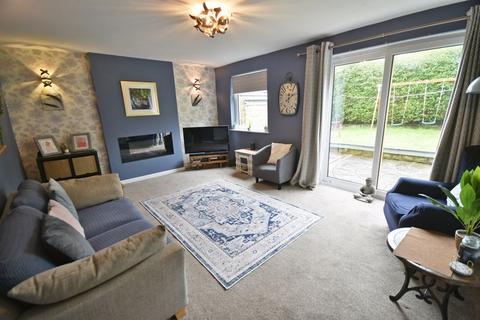 9 Lindwell Grove, Greetland, Halifax, HX4 8AT