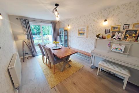 9 Lindwell Grove, Greetland, Halifax, HX4 8AT
