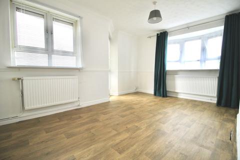 2 bedroom flat to rent - Wallers Close, Woodford Green IG8
