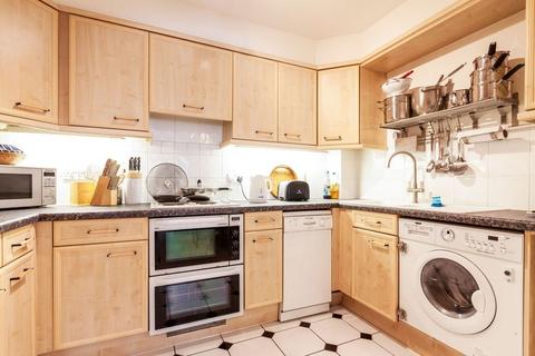 2 bedroom flat to rent, Montague Close, Wokingham
