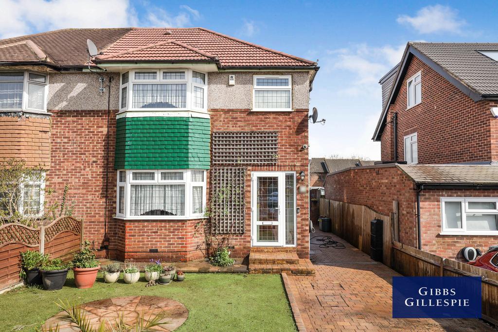 Queens Walk, Ruislip HA4 0NS 3 bed semidetached house £2,450 pcm (£565 pw)