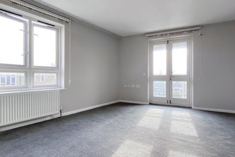 3 bedroom flat to rent - Vivian Close, London N4