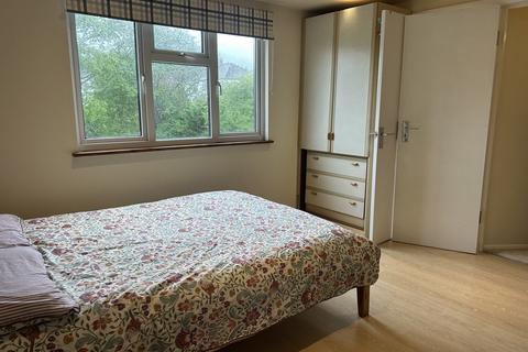 1 bedroom in a house share to rent - South Lodge Drive, London N14