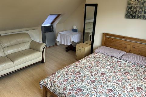 Studio to rent, South Lodge Drive, London N14