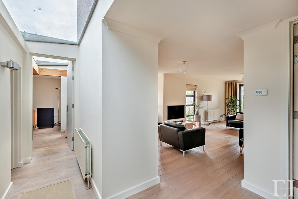 8587915-interiorwm06-800