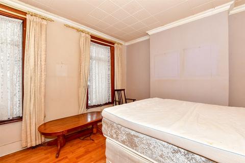 32 Clarendon Road, Gravesend, DA12 2BP