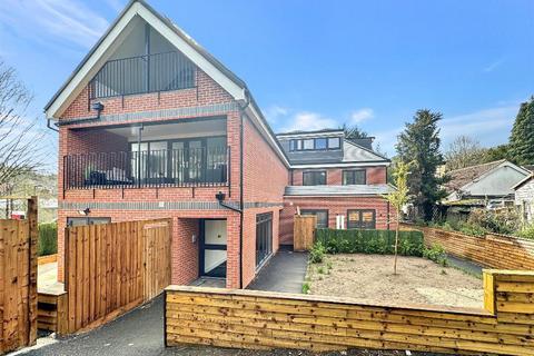 2 bedroom flat for sale, Whyteleafe Hill, Whyteleafe, CR3 0AG