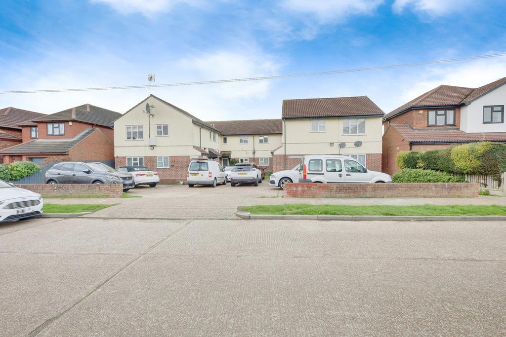 St. Clements Road, Benfleet, SS7 2 bed flat £1,200 pcm (£277 pw)