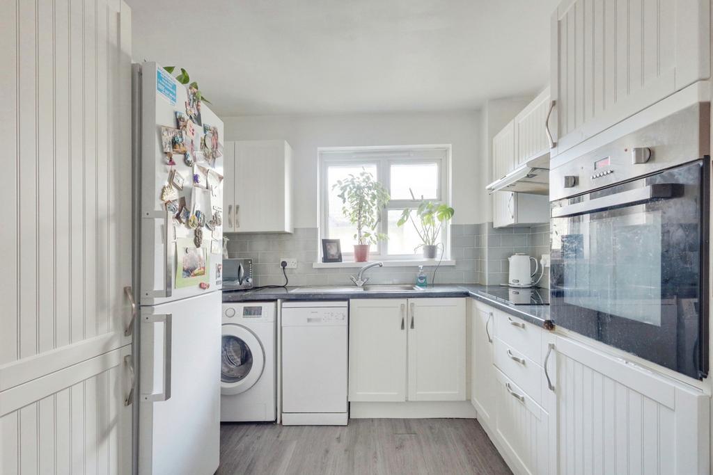 St. Clements Road, Benfleet, SS7 2 bed flat to rent £1,200 pcm (£277 pw)