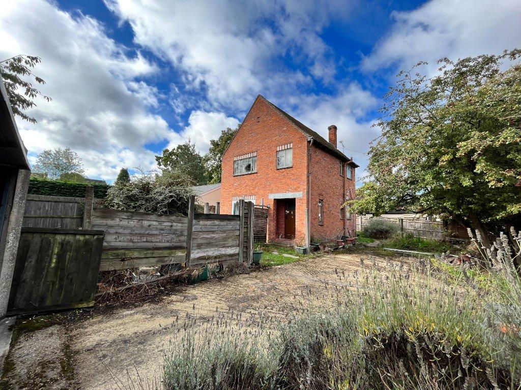 Ellis Road, Crowthorne, Berkshire 3 bed detached house £275,000