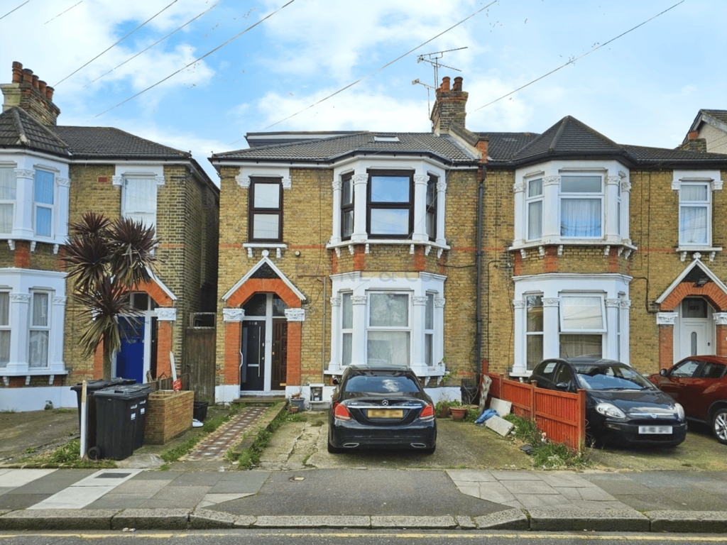 Wellesley Road, ILFORD, IG1 2 bed flat for sale £350,000