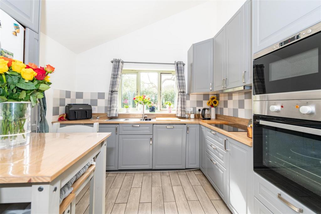 Eastham Farm Bungalow internals-6.JPG