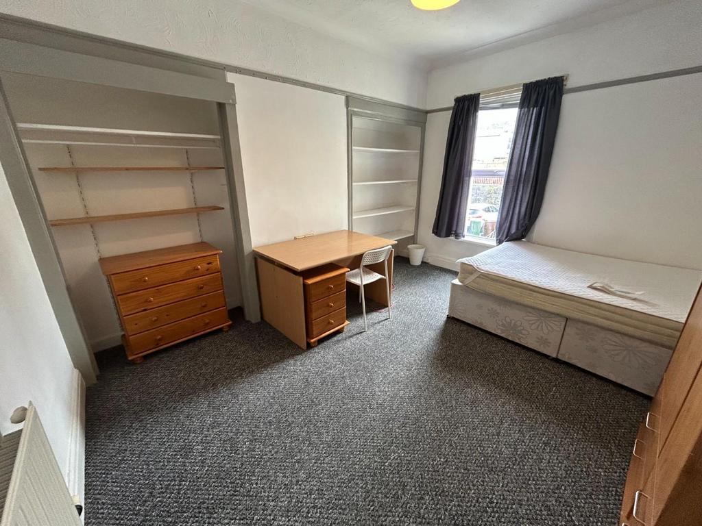 Bed1.jpg