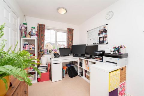90 Blunden Drive, Slough, SL3 8WQ