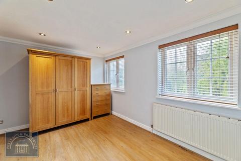 2 bedroom terraced house to rent - Brading Crescent, London