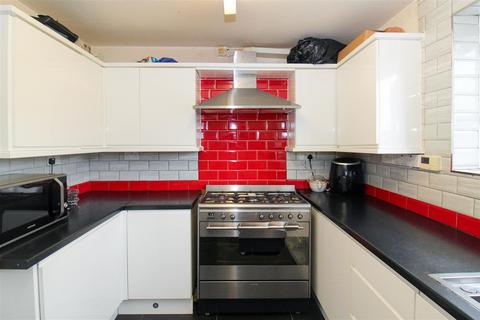 3 bedroom flat for sale, Holcombe Road, London