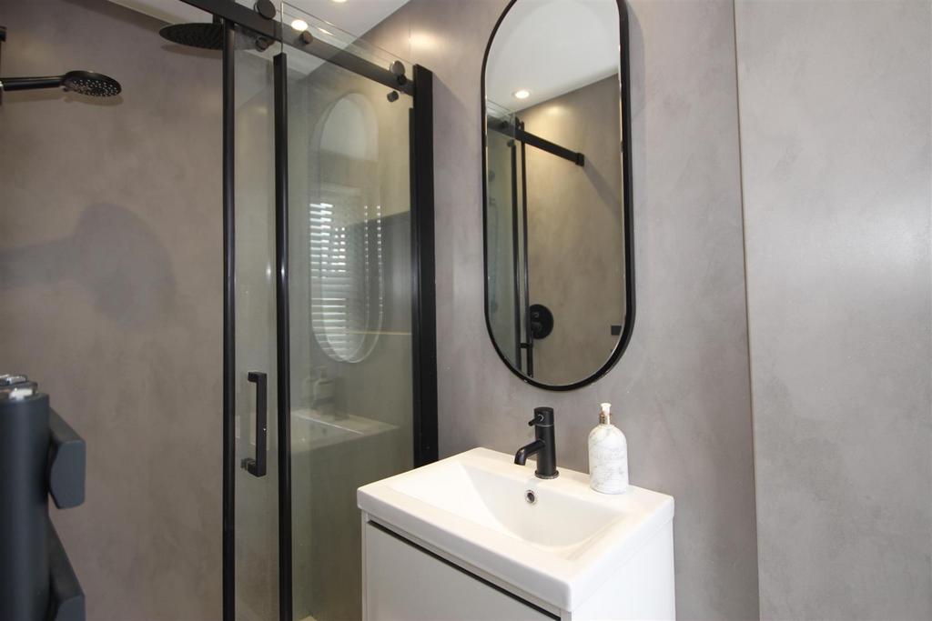 Ensuite.JPG