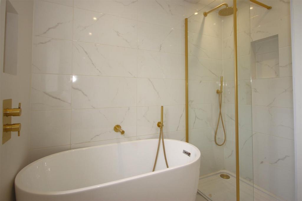 Bathroom 2.JPG