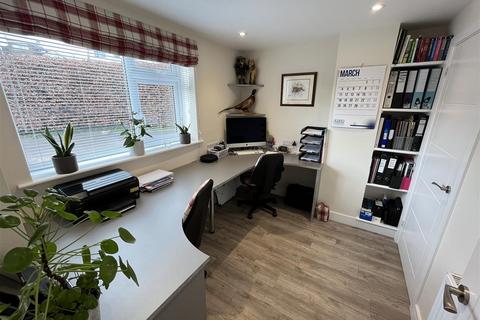 28 Brookwell Close, Chippenham, SN15 1PJ