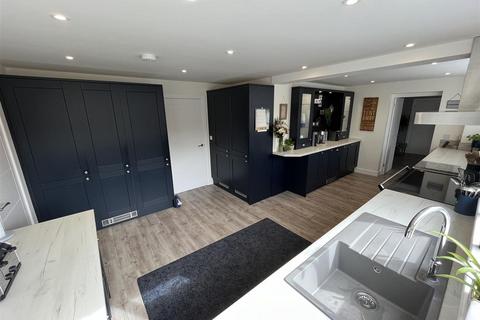 28 Brookwell Close, Chippenham, SN15 1PJ