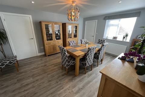 28 Brookwell Close, Chippenham, SN15 1PJ