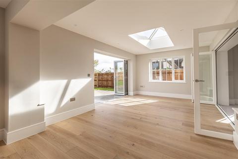 2 Clovis Close, Loughton, IG10 4FH