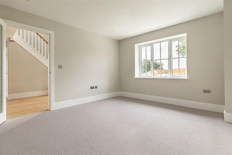 2 Clovis Close, Loughton, IG10 4FH