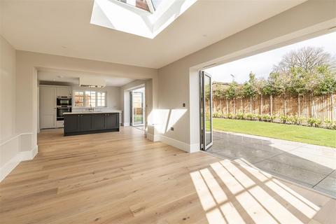 2 Clovis Close, Loughton, IG10 4FH