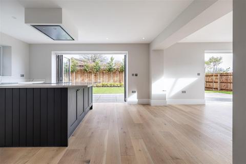 2 Clovis Close, Loughton, IG10 4FH