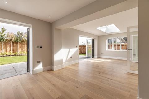 2 Clovis Close, Loughton, IG10 4FH