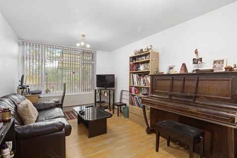 3 bedroom flat for sale, Kessock close, (River Front) London, N17 9PW