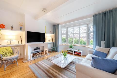 8 Merland Rise, Epsom, KT18 5RZ
