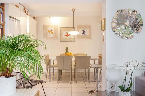 8 Merland Rise, Epsom, KT18 5RZ