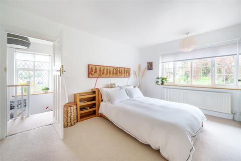 8 Merland Rise, Epsom, KT18 5RZ