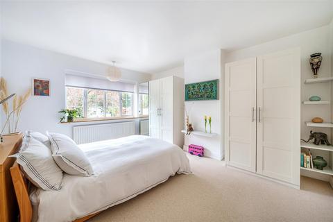 8 Merland Rise, Epsom, KT18 5RZ