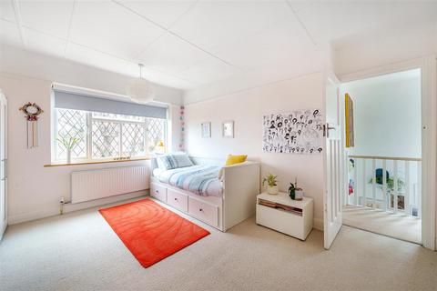 8 Merland Rise, Epsom, KT18 5RZ