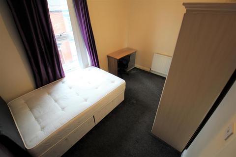 2 bedroom terraced house to rent, Burley Lodge Terrace, Hyde Park, Leeds, LS6 1QD