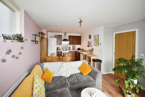 2 bedroom flat for sale, Clayponds Lane, Brentford