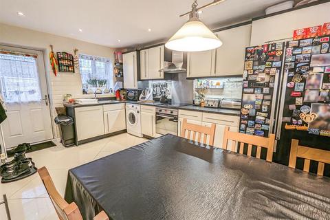 3 bedroom semi-detached house for sale - Lowry Close, Corby NN18