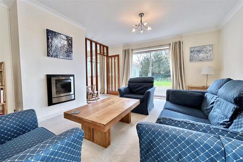 5 bedroom bungalow for sale, The Green, Allington