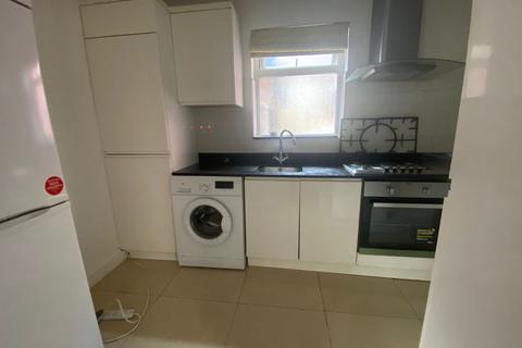 3 bedroom semi-detached house to rent, LARGE 3 BEDROOM SEMI DETACHED HOME - SEPARATE LIVING ROOM OFF VIBRANT CHATSWOTH RD IN HACKNEY E5 - AVAILABLE NOW