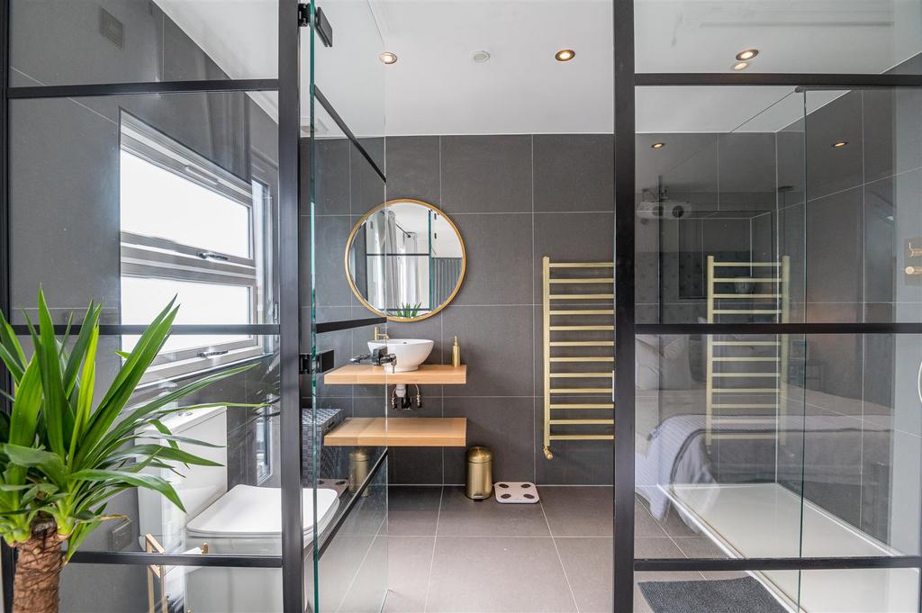 Master en-suite