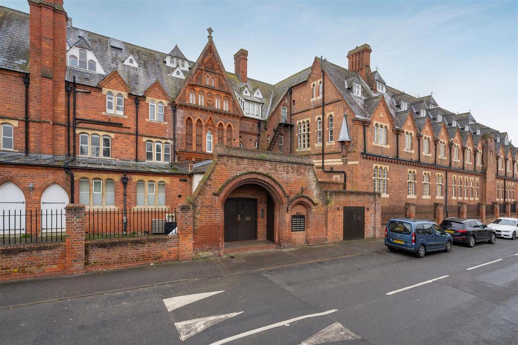 Convent Court, Windsor 2 bed apartment for sale £375,000