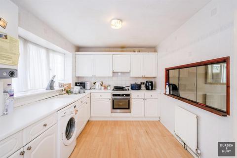 2 bedroom end of terrace house for sale, Adelphi Crescent, Hornchurch, RM12