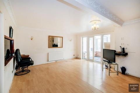 2 bedroom end of terrace house for sale - Adelphi Crescent, Hornchurch, RM12