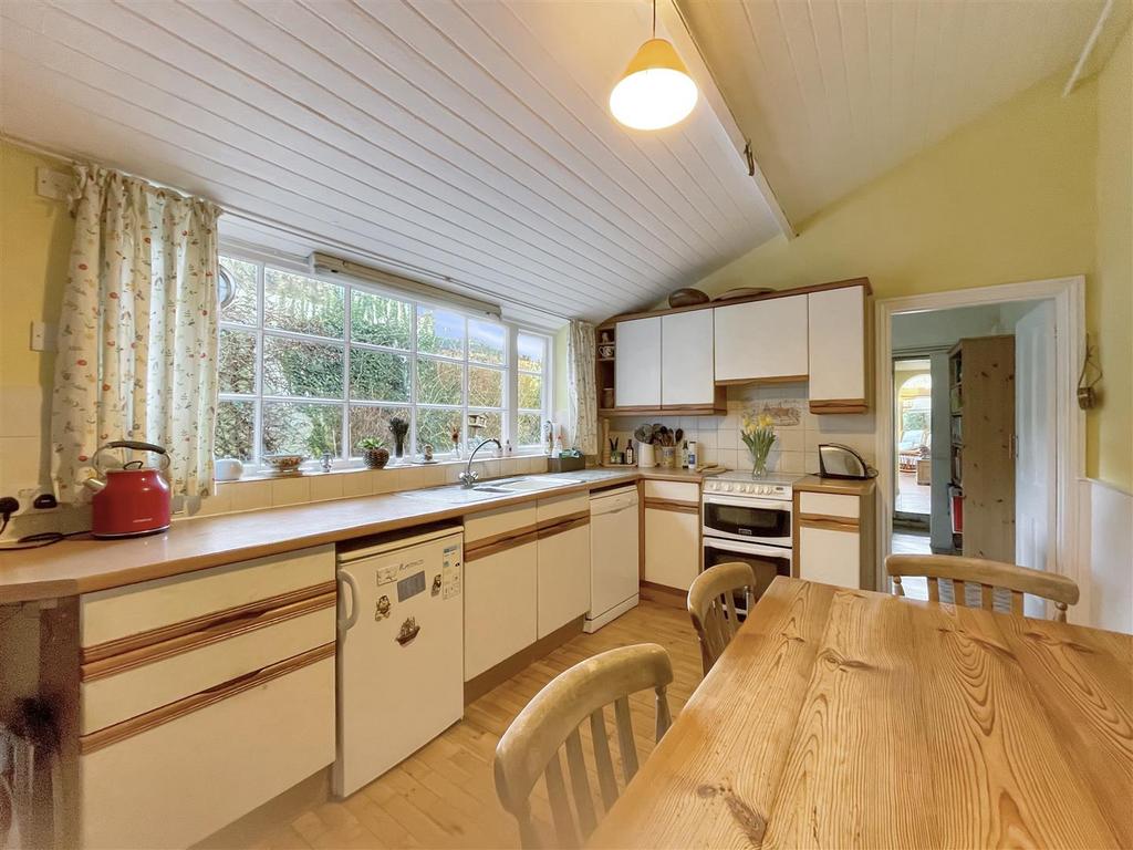 Kitchen2.jpg