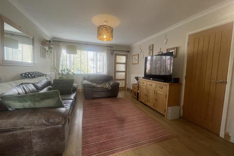 3 bedroom semi-detached house for sale, Queensway, Reading RG4