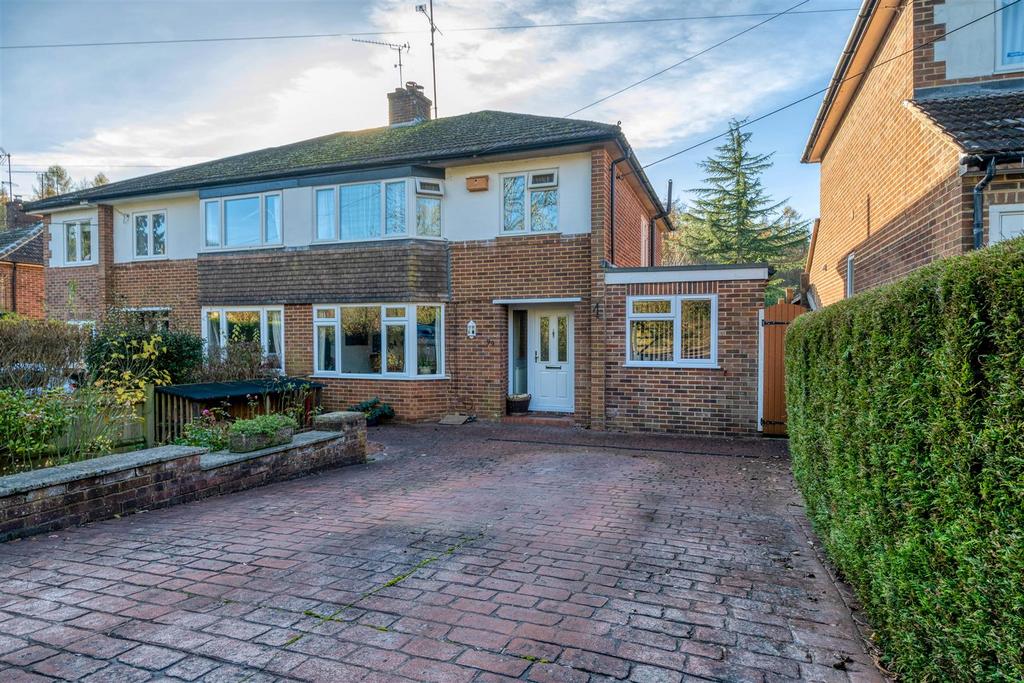 Shiplake Bottom, HenleyOnThames RG9 3 bed semidetached house £675,000